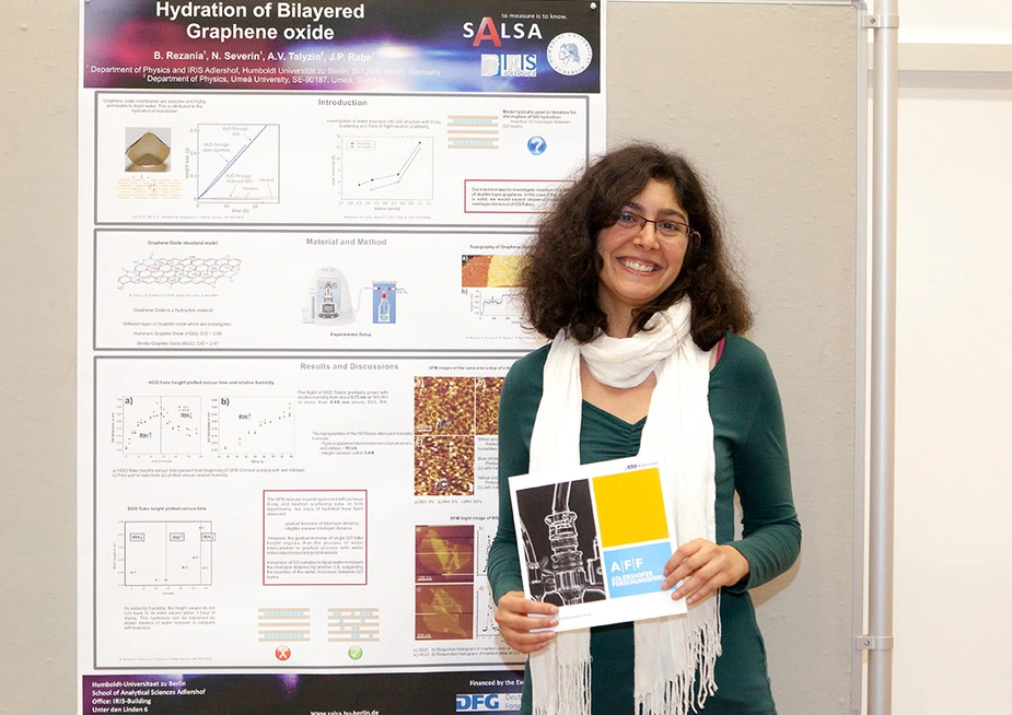Die Gewinnerin der AFF-Posterschau Bita Rezania vom Institut für Physik der Humboldt-Universität zu Berlin und SALSA-Fellow. Bild: IGAFA