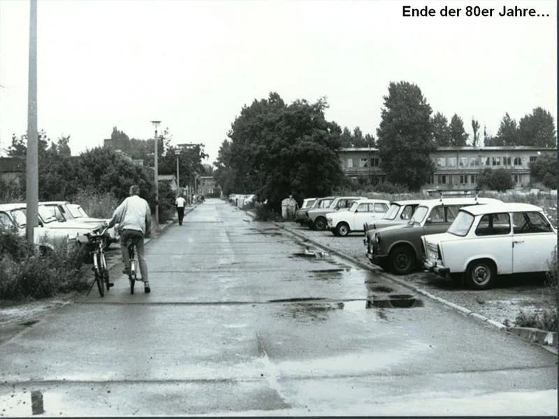 Straße mit parkenden Autos Ende der 1980er-Jahre