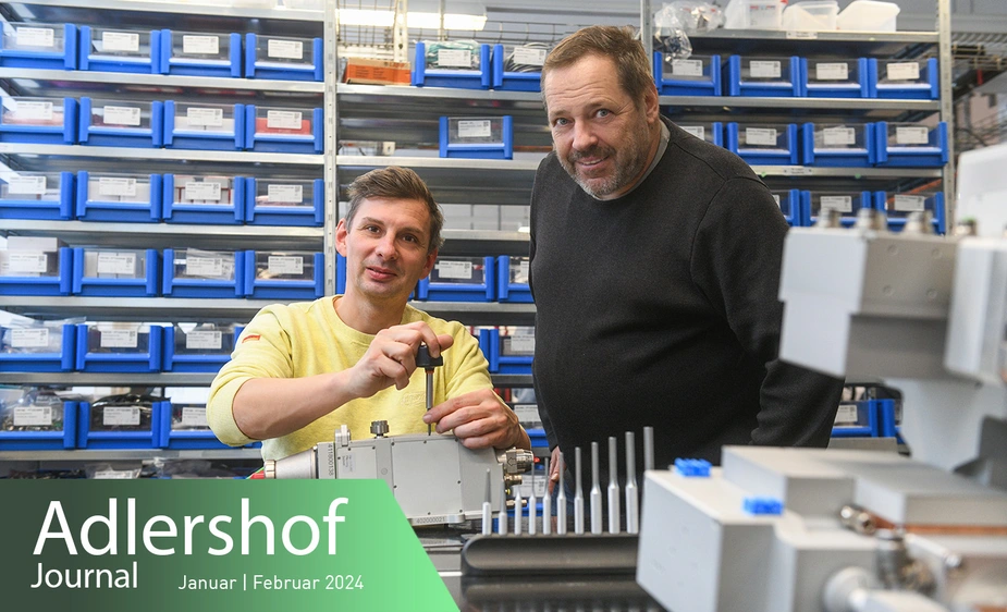 PT Photonic Tools-Geschäftsführer Björn Wedel (rechts) und Teamleiter Dennis van der Venn bei der Montage eines Laserbearbeitungskopfes © WISTA Management GmbH
