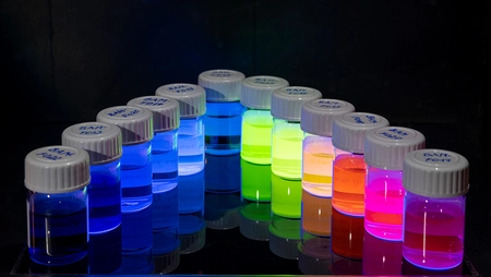 Vials with fluorescent reference materials. Quelle: BAM