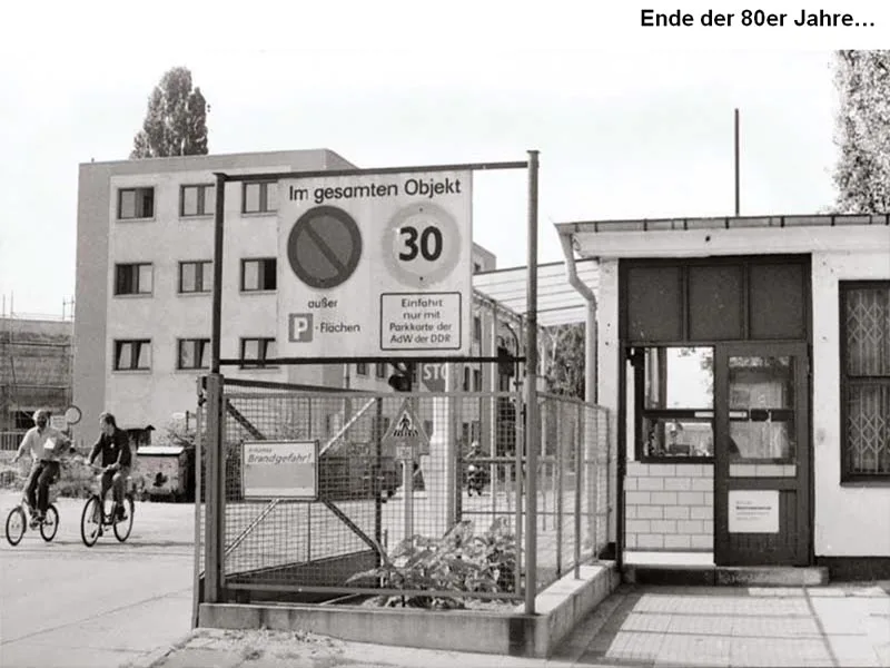 Umzäuntes AdW-Gelände und Pförtnerhäuschen Ende der 1980er-Jahre
