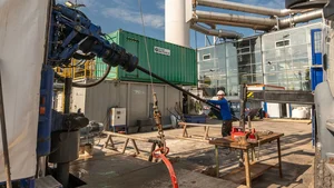 Arbeiter an einer Bohranlage auf einer Baustelle