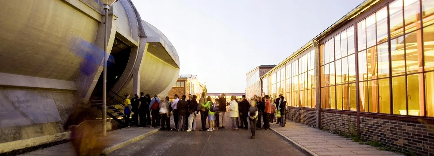 Menschengruppe bei einer Tour durch den Technologiepark Adlershof