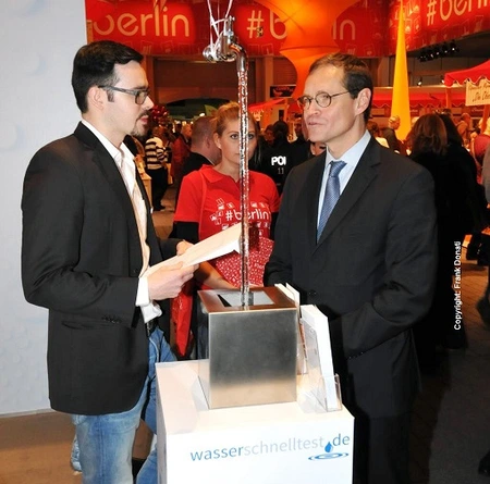 Berlins Regierender Bürgermeister Michael Müller (rechts) am Stand von Wasserschnelltest.de auf der Grünen Woche 2016 (Copyright Frank Donati)