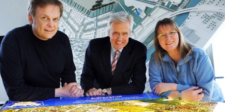 Hardy Schmitz (Mitte) freut sich über die neuen Bauherren Christa Eckhardt und Heiko Müller, Bild: Adlershof Journal