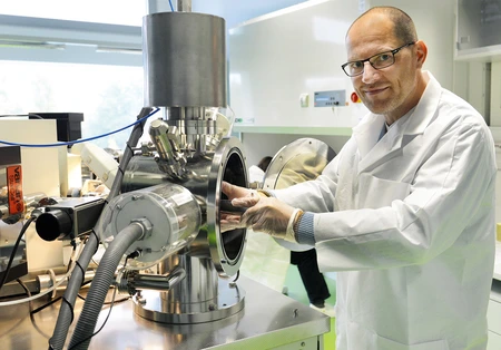 Jochen Vogl wechselt am Thermionen-Massenspektrometer das Probenkarussell
