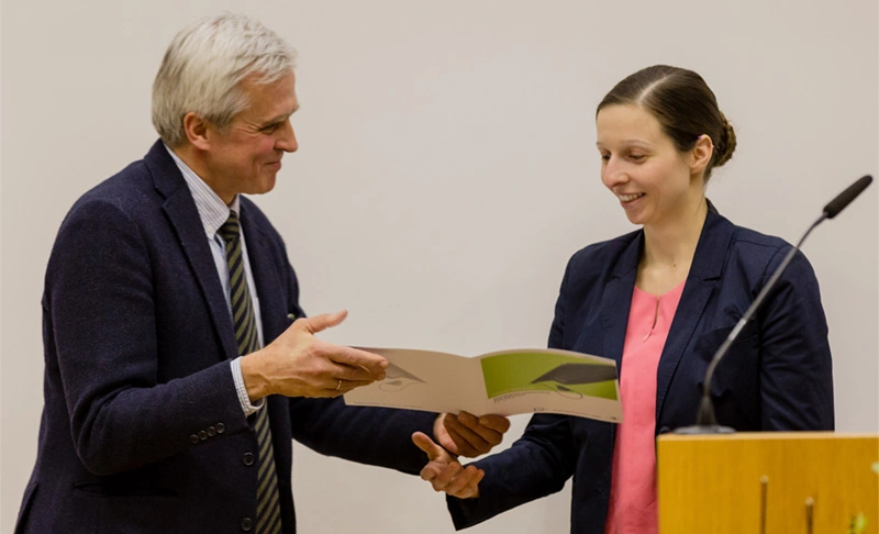 Hardy R. Schmitz überreicht die Urkunde an Dr. Franziska Fischer. Foto: Matthias Brandt, IGAFA