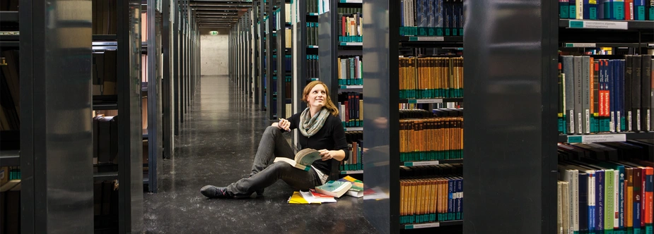 Studentin in der Bibliothek der Humboldt-Universität zu Berlin