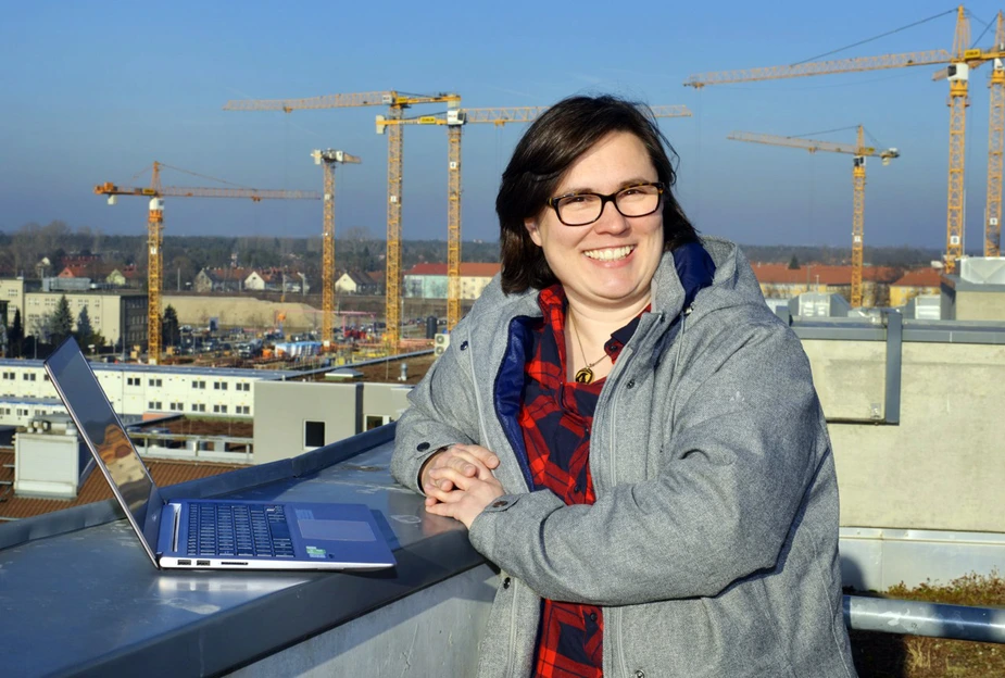 Suntje Schmidt auf dem Dach des Geographischen Instituts der HU. Bild: © Adlershof Journal