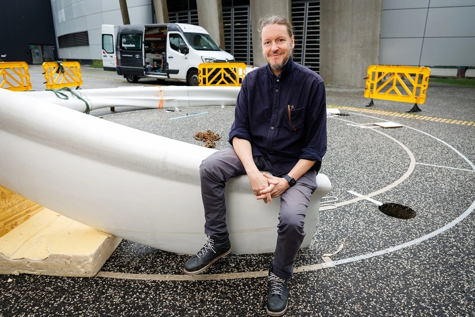 Peter Sandhaus sitzt auf dem halb fertigen Betongebilde
