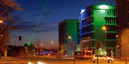 Der grüne Laserstrahl ist eines der Markenzeichen der Wissenschaftsstadt Adlershof, Bild: Adlershof Journal