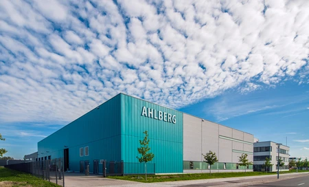 Die Fertigungshalle „Fabrik 17“ der Ahlberg Metalltechnik GmbH in Berlin Adlershof. Bild: © Adlershof Special