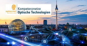 OptecNet-Logo und Symbole, die für Forschung und Menschen stehen, vor einer abendlichen Stadtansicht von Berlin