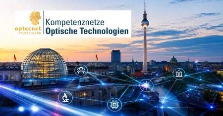 OptecNet-Logo und Symbole, die für Forschung und Menschen stehen, vor einer abendlichen Stadtansicht von Berlin