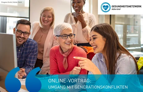 Fünf unterschiedliche Personen unterhalten sich zusammen am Schreibtisch