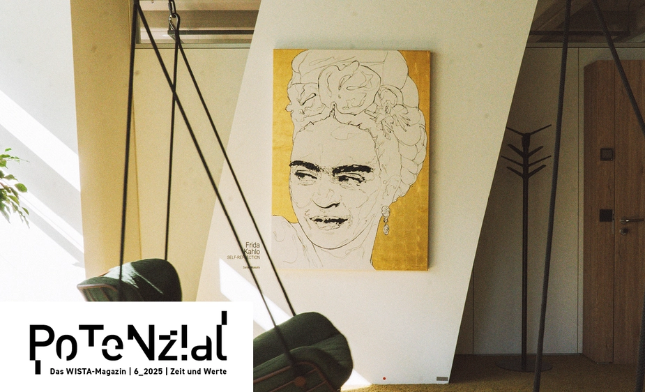 Bild einer Frau an der Wand, davor ein Schaukelsessel