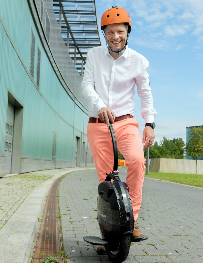 Lars Zemke with electric unicycle © WISTA Management GmbH