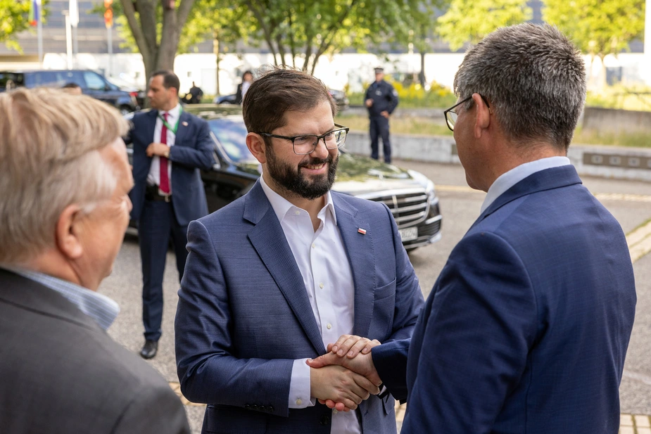 Der chilenische Präsident Gabriel Boric Font mit der HZB-Geschäftsführung (Thomas Frederking und Bernd Rech). © Michael Setzpfandt / HZB