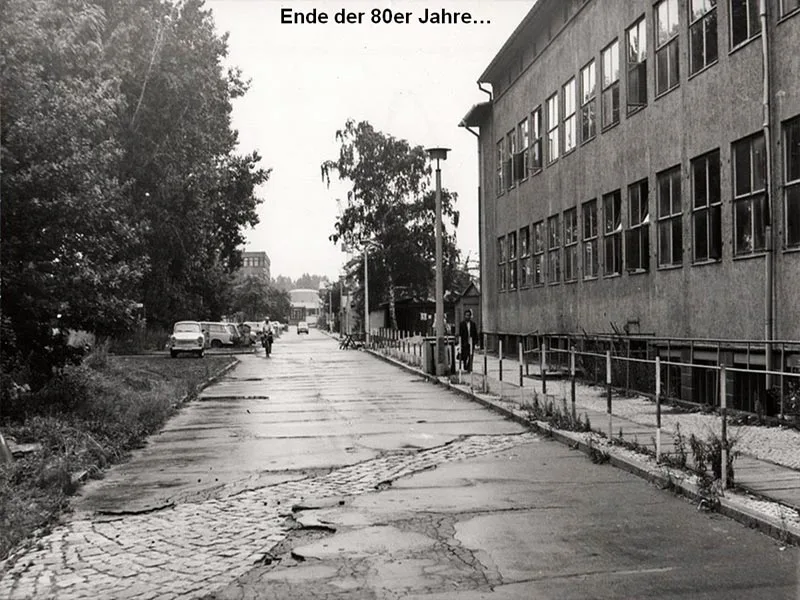 Gebäude in der Albert-Einstein-Straße zum Ende der 1980er-Jahre