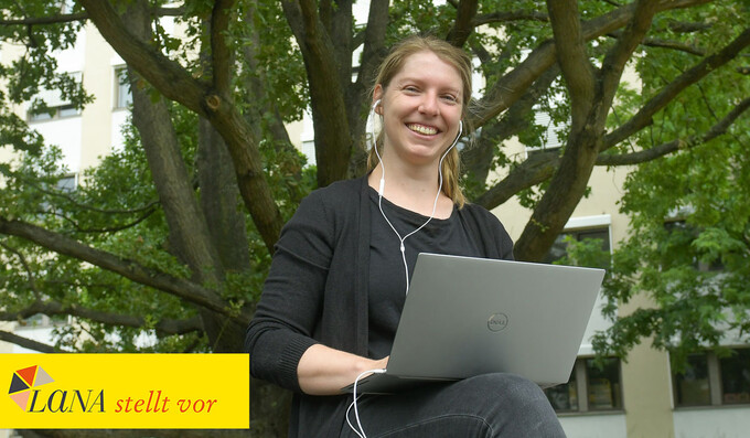 Jenny Haberland, Teil des Teams Kommunikation, Marketing bei der Bundesanstalt für Materialforschung und -prüfung (BAM), sitzt auf einer Bank im Grünen mit einem Laptop auf den Beinen.