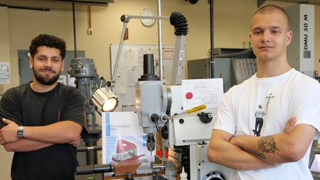 Two young men in the HZB mechanic's workshop