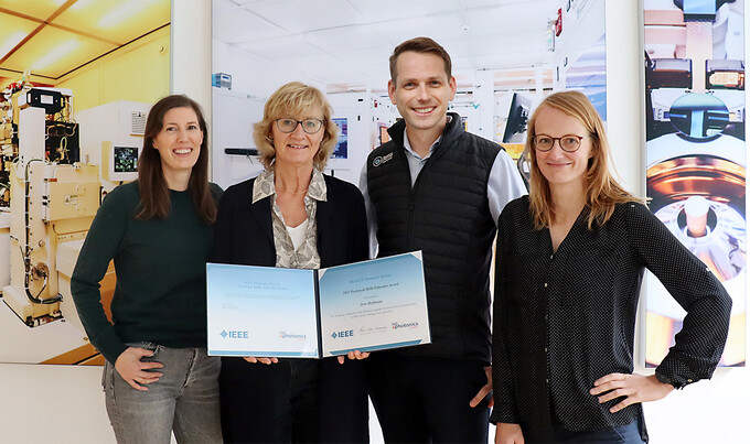 The ANH team with the award of the IEEE Photonics Society © FBH/G. Gurr