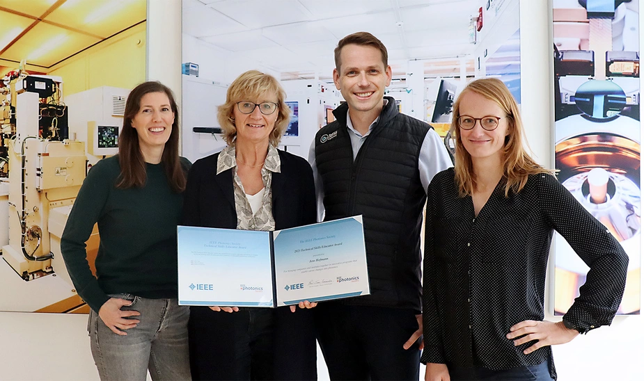 The ANH team with the award of the IEEE Photonics Society © FBH/G. Gurr