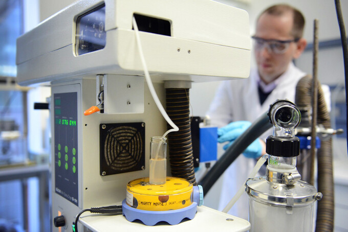 Adlershofer Laborräume von PensatechPharma während einer Sprühtrocknung zur Herstellung von Mikropartikeln. Bild: © Adlershof Journal