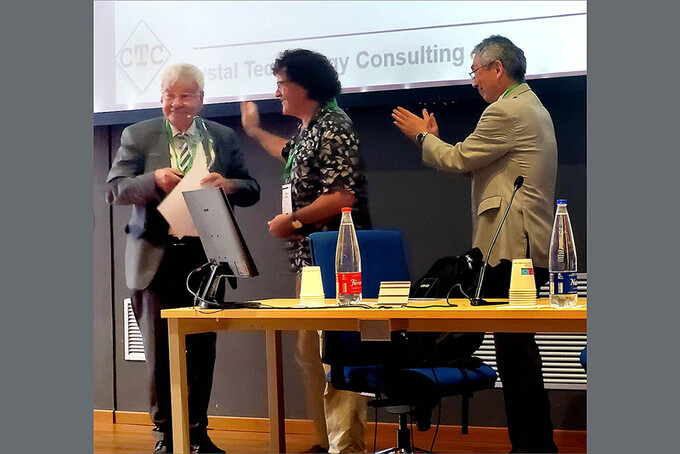 Prof. Thierry Duffar (Chairman of the Prize Committee, centre) and Prof. Koichi Kakimoto (President of the IOCG, right) present the Laudise Prize to Prof. Peter Rudolph (left) © IKZ
