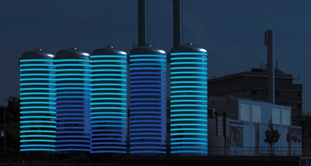 Lichtinstallation an den Wassertanks der BTB. Bild: © Adlershof Journal