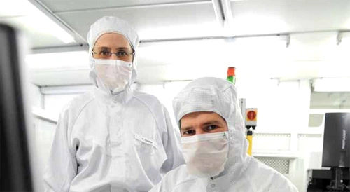 AEMtec staff Petra Städtler and Marcus Seebold in the microassembly