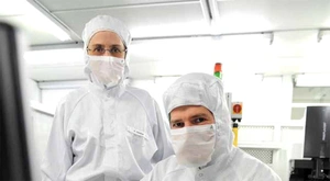 AEMtec staff Petra Städtler and Marcus Seebold in the microassembly