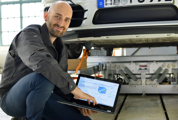 Oliver Kolakowski bei einer PKW-Messung im Fachbereich für Fahrzeugtechnik an der Technischen Universität Berlin. Bild: © Adlershof Journal