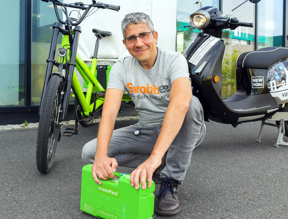 Tobias Breyer with GreenPack replacement battery © WISTA Management GmbH
