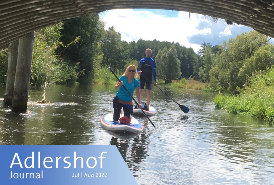 Peter Rost und Kollegin beim Stand-Up-Paddling © www.rost-werk.de