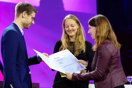Anna Christmann übergibt den Gründungspreis+ an Fabian Habicht und Nina Heine © BMWK/Philipp Kirschner