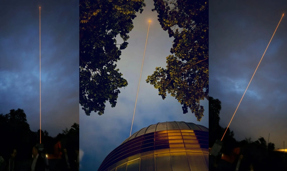 3 Fotos von einem sehr hellen Laserstrahl am Nachthimmel.