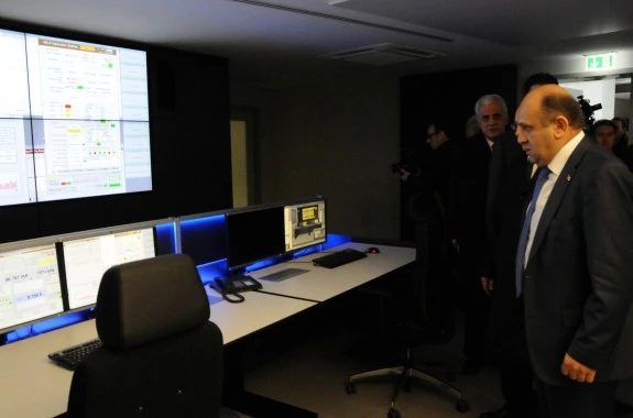 Der türkische Forschungsminister lässt sich interessiert die Steuerung des Elektronenspeicherrings BESSY II erklären. Bild: HZB