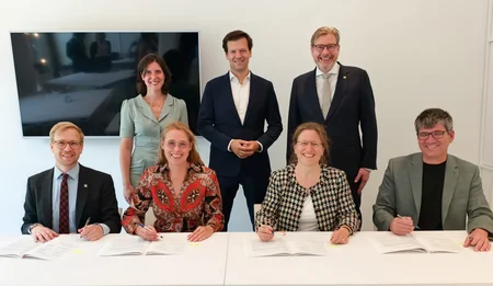 Gruppenfoto am Tisch