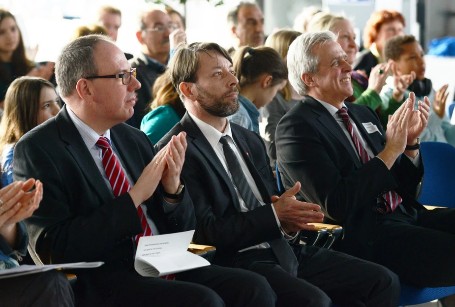 Preisverleihung mit Staatssekretär Henner Bunde, Artur Ziegler, Stiftung Jugend forscht, und Hardy Schmitz, Geschäftsführer der WISTA-MANAGEMENT GMBH. Bild: © WISTA