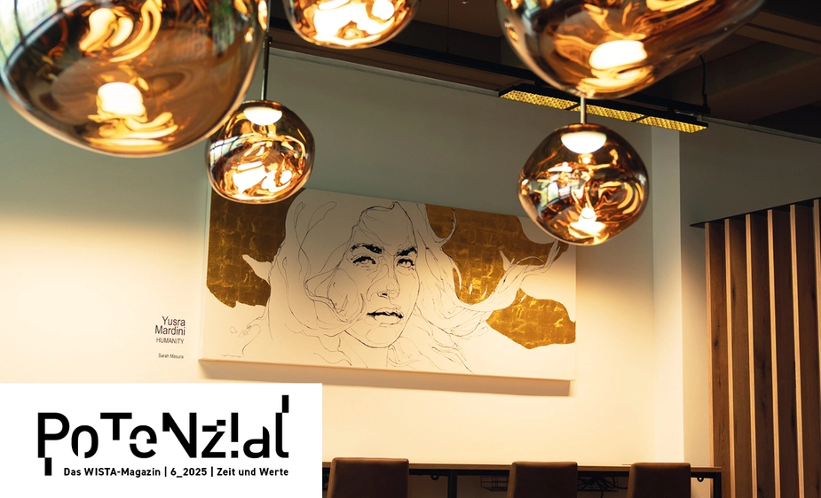 Bild einer Frau an der Wand, davor Lampen