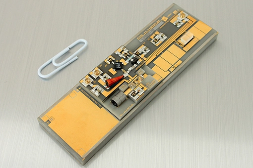 Mikro-integrierter Extended Cavity Diode Laser (ECDL) für die Spektroskopie an Rubidium-Atomen im Weltraum. Bild: FBH