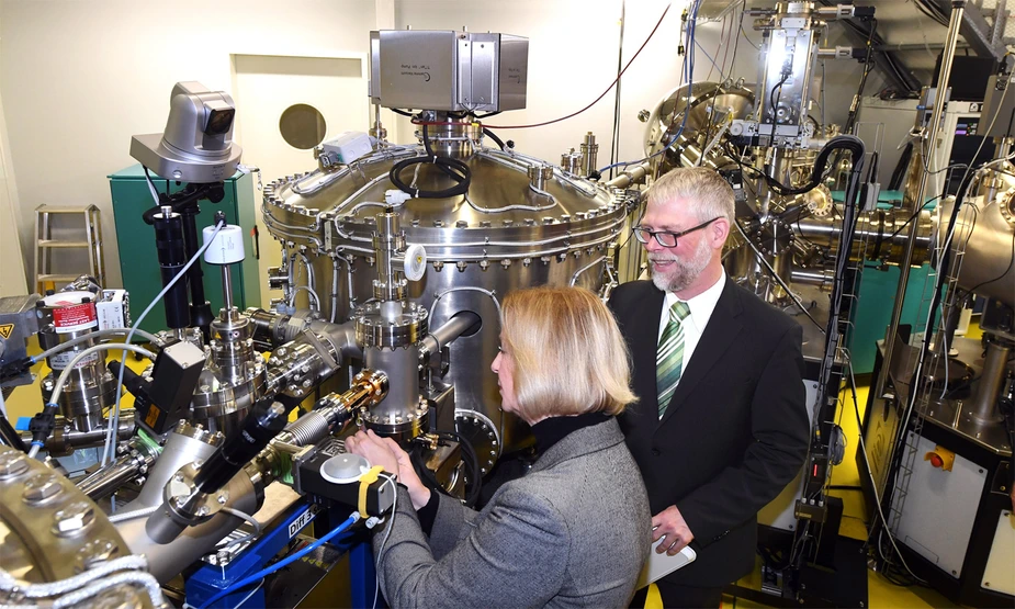 Federal Minister of Research, Prof. Johanna Wanka, tightened the last of the bolts. The connection between BESSY II and the laboratory complex EMIL is thus complete. Photo: HZB/D. Ausserhofer