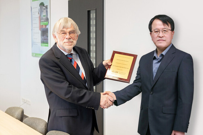 Prof. Lerche (GF LUM GmbH), Robin Lee (Young Jin Corporation, Korea). Fotocollage: LUM GmbH