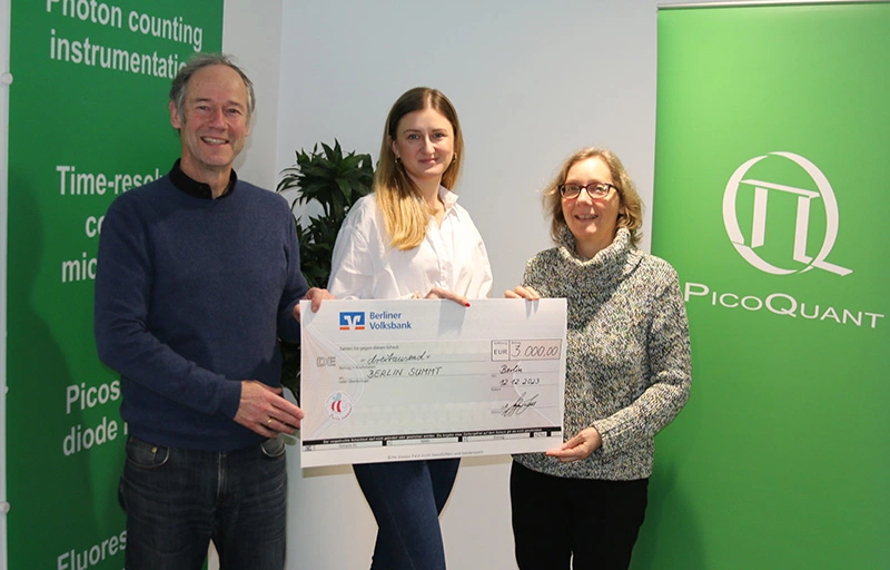 Symbolic cheque from PicoQuant for "Berlin summt!" © PicoQuant GmbH