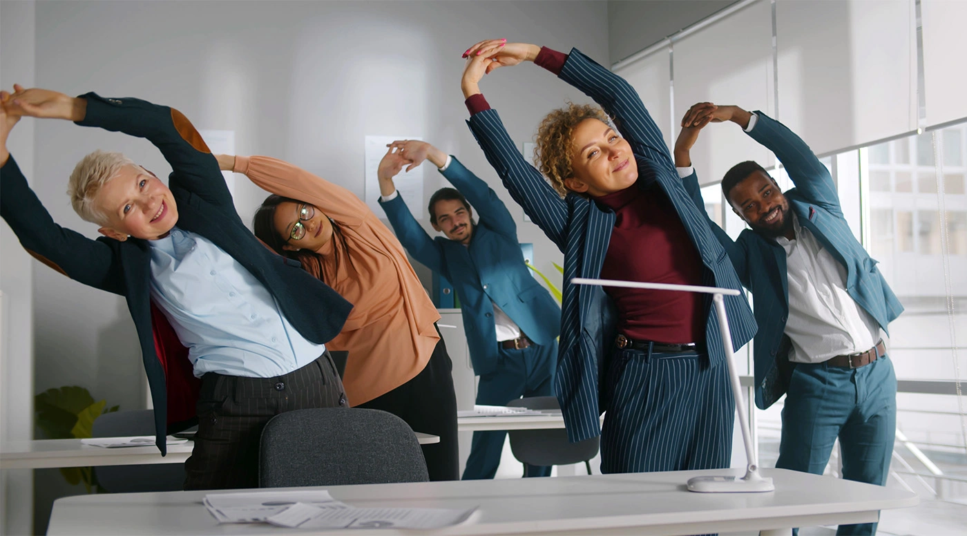 Personengruppe beim Stretching im Büro © TommyStockProject/Adobe Stock