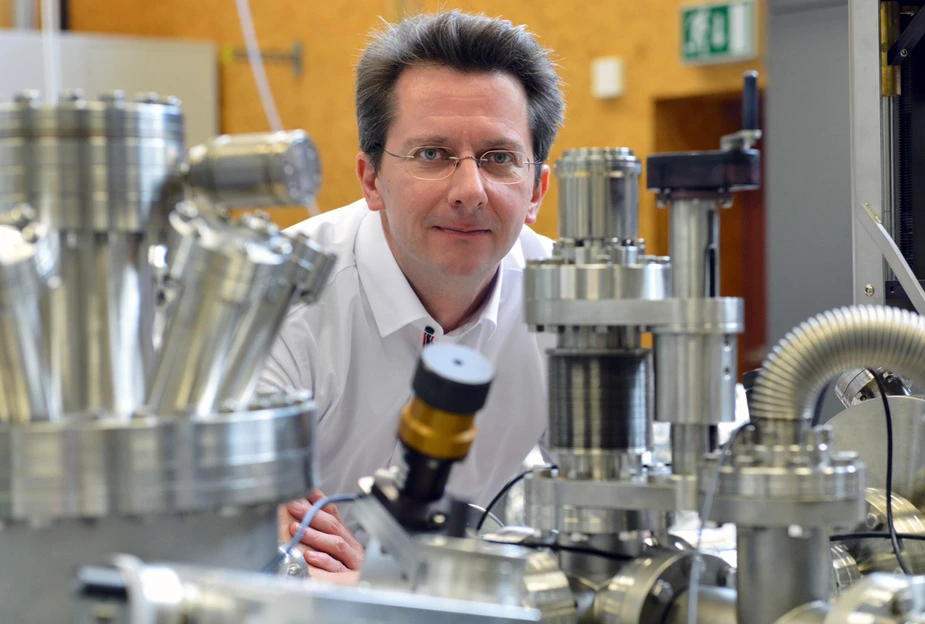 Norbert Koch ist Professor für Struktur, Dynamik und elektronische Eigenschaften molekularer Systeme und fasziniert von der molekularen Elektronik. Bild: © Adlershof Special