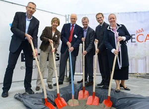 Grundsteinlegung mit Rainer Hölmer (Baustadtrat Treptow-Köpenick), Gabriele Bohleber und Rudolf Orlob (Vorstände der Charlottenburger Baugenossenschaft), Thomas Wilding (kba Architekten), Michael Müller (Senator für Stadtentwicklung und Umwelt) sowie. Foto: Tina Merkau