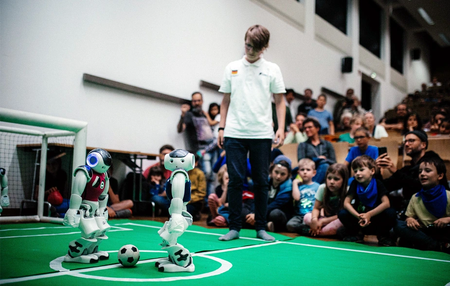 Fußball-spielende Roboter mit Publikum
