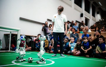 Fußball-spielende Roboter mit Publikum